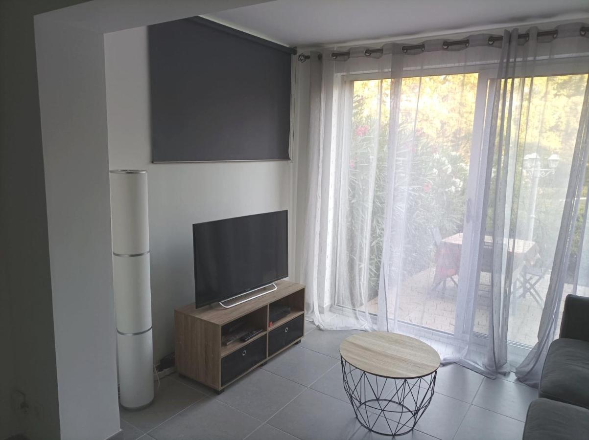 Charmant Studio Dans La Residence Haut Du Golf Saint-Raphaël Екстериор снимка